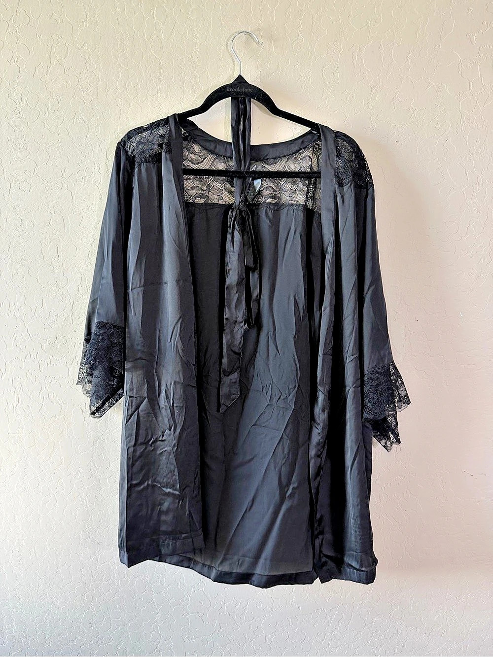 H&Medium Lace Neckline Blouse in Black Size Medium Like New